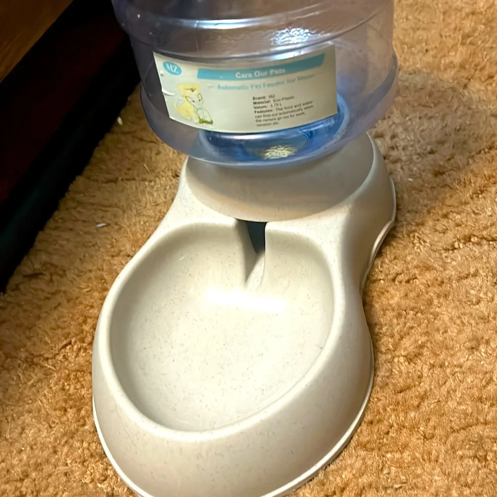 Automatic pet feeder for food or water